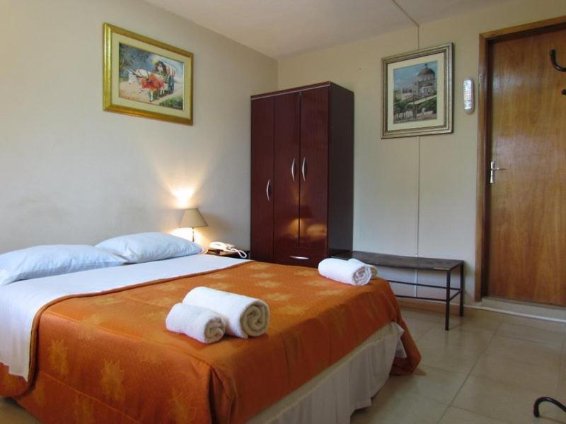 Hostal Casa Suiza Asuncion Exterior photo
